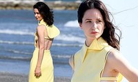 Nữ diễn viên mặc váy yếm không nội y chụp ảnh tại LHP Venice