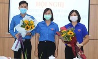 Chị Triệu Thanh Dung (bìa phải) nhận hoa chúc mừng của BCH tỉnh đoàn Cao Bằng. - Ảnh: TL