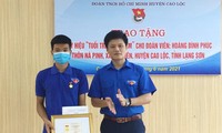 Được sự ủy quyền của Trung ương Đoàn, anh Nguyễn Tuấn Nam - Bí thư Tỉnh đoàn Lạng Sơn (bìa phải) trao Huy hiệu "Tuổi trẻ dũng cảm" cho Hoàng Đình Phúc (bìa trái)