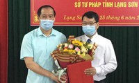 Lãnh đạo UBND tỉnh Lạng Sơn trao Quyết định, tặng hoa cho ông Hoàng Văn Hoàn (bìa phải). - Ảnh: Duy Chiến 