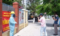 Phóng viên báo Tiền Phong (giữa) cùng đồng nghiệp tác nghiệp trong những ngày “thường trú” tại Nại Hiên Đông