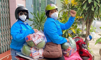 Văn Thị Út Mi (bên phải) chở nhu yếu phẩm hỗ trợ người dân khu phong tỏa, cách ly