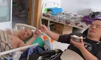 Chàng trai bại liệt chăm cha 62 tuổi bất động tại giường 