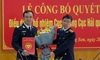 Ông Nguyễn Hồng Linh (bìa trái) nhận Quyết định và hoa chúc mừng của lãnh đạo Tổng cục Hải quan -Ảnh: Duy Chiến 
