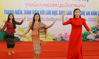 Ấm áp tết cổ truyền Bunpimay của lưu học sinh Lào tại Nghệ An