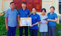 Đoàn viên Lê Quang Thuận (giữa) nhận phần thưởng, giấy khen của chính quyền và tổ chức Đoàn địa phương -Ảnh: Duy Chiến 