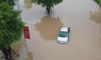 Dịch vụ sửa xe chết máy &apos;hốt bạc&apos; sau mưa ngập ở Hà Nội