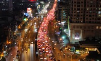 Dòng xe nhích từng mét từ chiều đến tối về Thủ đô ngày cuối nghỉ Tết 