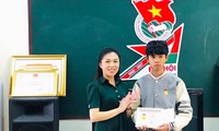 Trao Huy hiệu Tuổi trẻ dũng cảm cho nam thanh niên cứu người ở hồ Xuân Hương 