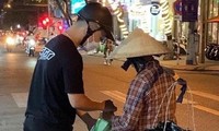 Nhóm bạn trẻ ở Đà Nẵng rong ruổi trên đường để tặng quà thiện nguyện