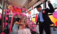 Chú rể rước dâu bằng xe buýt