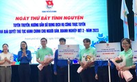 Đoàn viên hướng dẫn người dân sử dụng dịch vụ công trực tuyến