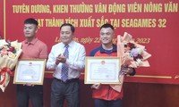 Lãnh đạo tỉnh trao thưởng cho Nông Văn Hữu và Huấn luyện viên Trần Văn Quyết. Ảnh: Duy Chiến 