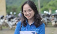 Thu Cúc (sinh viên trường ĐH Luật Hà Nội) tham gia hoạt động tình nguyện ở xã Quyết Thắng, huyện Lạc Sơn, tỉnh Hòa Bình