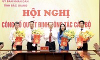 Ông Mai Sơn - Phó Chủ tịch Thường trực UBND tỉnh Bắc Giang tặng hoa chúc mừng các cán bộ được bổ nhiệm.