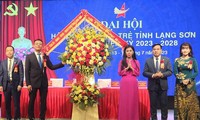 Hội Doanh nhân trẻ tỉnh Lạng Sơn nhận lẵng hoa của lãnh đạo tỉnh Lạng Sơn. (ảnh: Duy Chiến)