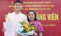 Bạn Nguyễn Trần Anh Thư (bên phải), lớp 62A1 Sư phạm Ngữ văn, trường Đại học Vinh vinh dự được đứng trong hàng ngũ của Đảng khi đang là sinh viên 