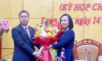 Ông Đoàn Thanh Sơn (bìa trái) nhận hoa chúc mừng của lãnh đạo tỉnh. Ảnh: Duy Chiến