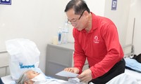 Ban tổ chức Chủ Nhật Đỏ trao quà bệnh nhân hoàn cảnh khó khăn tại Viện Huyết học