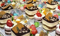Bánh ngọt, socola, hoa hồng Valentine: Mẫu mã bắt mắt, giá từ vài trăm đến cả chục triệu đồng