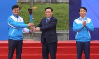 Chủ tịch Quốc hội Vương Đình Huệ trao ngọn đuốc khởi động Tháng Thanh niên năm 2024