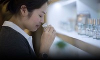 Giới trẻ Trung Quốc dùng nước hoa như liệu pháp mùi hương để giảm căng thẳng 