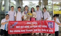 Em Phạm Việt Hưng (thứ tư từ trái sang) giành Huy chương Vàng Olympic Toán học Quốc tế 2022