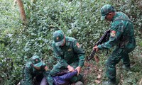 Đại úy Vũ Văn Cường, Đội trưởng Đội phòng chống ma túy và tội phạm Đồn Biên phòng Pa Thơm, cùng đồng đội bắt giữ một đối tượng ma túy trên tuyến biên giới Điện Biên ẢNH: NVCC