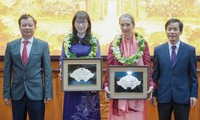 Hai phụ nữ nước ngoài trở thành công dân danh dự của Huế