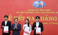 Bí thư Tỉnh ủy Bắc Ninh Nguyễn Anh Tuấn trao quyết định kết nạp Đảng cho 3 học sinh ưu tú.