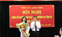 Chị Đinh Thị Anh Thư (giữa) nhận hoa chúc mừng. Ảnh: Duy Chiến