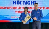 Chị Mai Thu Hường nhận Quyết định và hoa chúc mừng. Ảnh: Duy Chiến 