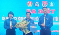 Anh Lô Văn Toản (giữa) nhận Quyết định và hoa của lãnh đạo Tỉnh Đoàn Lạng Sơn. (ảnh: Duy Chiến)