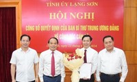 Lãnh đạo tỉnh Lạng Sơn tặng hoa chúc mừng ông Nguyễn Hoàng Tùng.