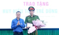 Trao tặng Huy hiệu tuổi trẻ dũng cảm cho Đại úy công an cứu người giữa dòng lũ