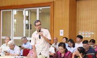  Cử tri quận Hoàn Kiếm phát biểu tại hội nghị tiếp xúc cử tri