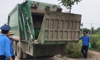 Cơ quan chức năng Hà Nội tăng cường kiểm tra, xử lý xe chở rác vi phạm môi trường