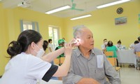 Bác sĩ Bệnh viện Đa khoa Đức Giang khám chữa bệnh cho nhân dân