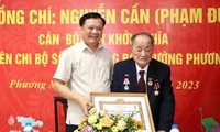 Bí thư Thành ủy Đinh Tiến Dũng trao Huy hiệu 80 năm tuổi Đảng tặng đồng chí Nguyễn Cần