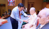 Chủ tịch UBND TP. Hà Nội Trần Sỹ Thanh trao Huy hiệu 75 tuổi Đảng cho các đảng viên