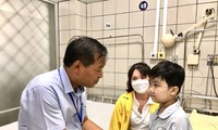 Đại diện Sở LĐTB&XH thành phố Hà Nội thăm bệnh nhi, là nạn nhân trong vụ hỏa hoạn