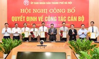 Lãnh đạo UBND TP. Hà Nội chúc mừng các cán bộ được điều động, luân chuyển, ngày 3/11/2022.