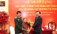 Bí thư Thành ủy Hà Nội Đinh Tiến Dũng trao Huy hiệu 75 năm tuổi Đảng và tặng hoa chúc mừng đồng chí Trương Thị Hồng