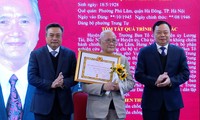 Chủ tịch Trần Sỹ Thanh (ngoài cùng bên trái) trao Huy hiệu 80 năm tuổi Đảng cho lão thành.