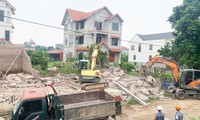 Lực lượng chức năng phá dỡ các trường hợp vi phạm đất đai, trật tự xây dựng tại xã Văn Khê (huyện Mê Linh).