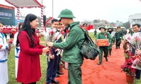 Lãnh đạo thành phố và thị xã Sơn Tây tặng hoa chúc mừng công dân nhập ngũ năm 2024