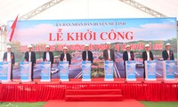 Các đại biểu làm lễ khởi công dự án