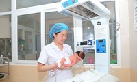 Nhân viên y tế Bệnh viện Đa khoa Đức Giang chăm sóc trẻ sơ sinh