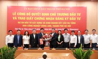 UBND TP. Hà Nội trao giấy chứng nhận đăng ký đầu tư dự án cho chủ đầu tư