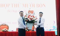 Phó Chủ tịch HĐND TP Hà Nội Phạm Quí Tiên tặng hoa chúc mừng tân Chủ tịch HĐND huyện Thanh Oai Nguyễn Khánh Bình (bên trái)